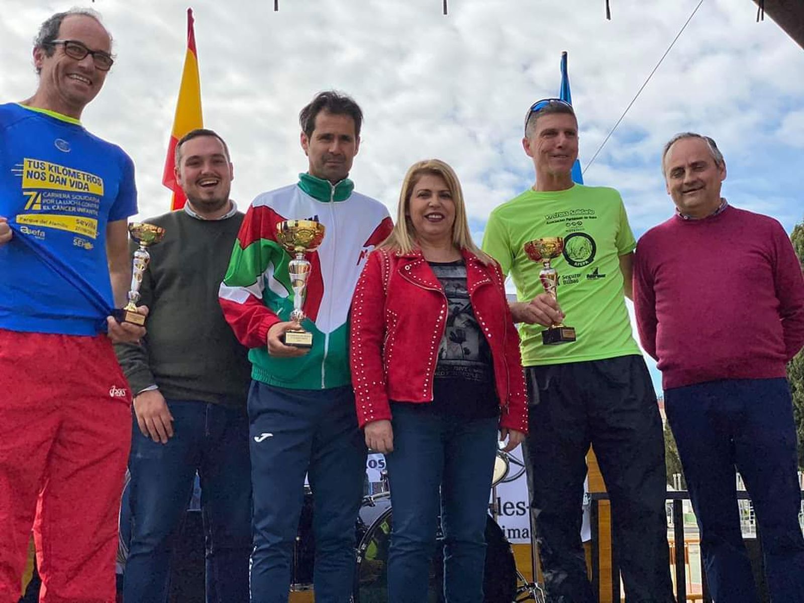 Antonio Martín, del Maratón Jerez, Manuel Bejarano y Ángel Ortega, podio masculino, junto a Mamen Sánchez y Jesús Alba.