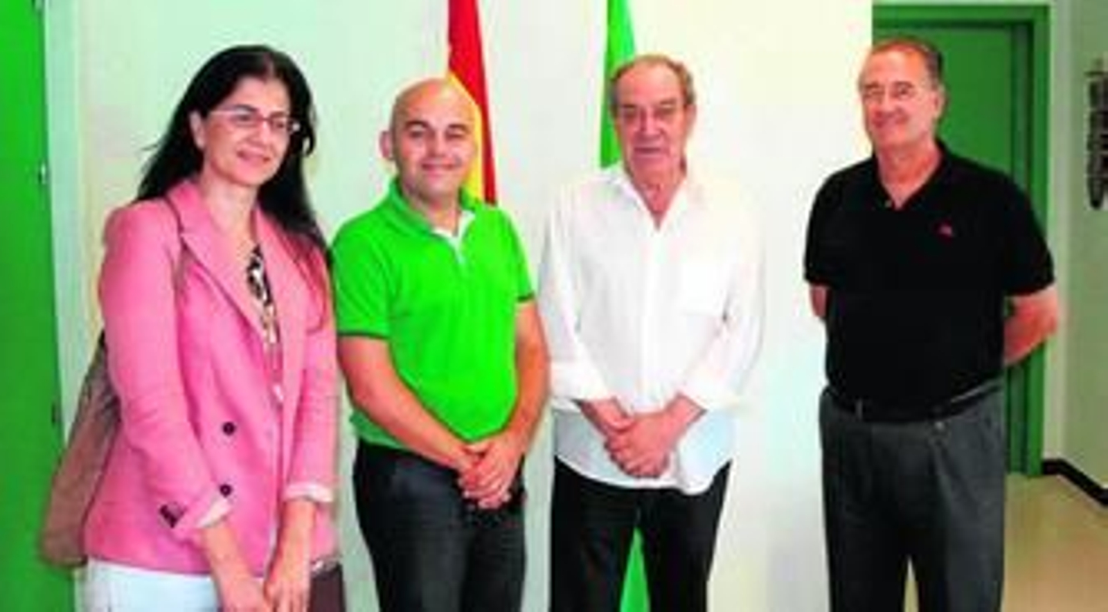 Autoridades de la FAAM y de la Delegación de Educación de la Junta de Andalucía durante la firma del convenio.