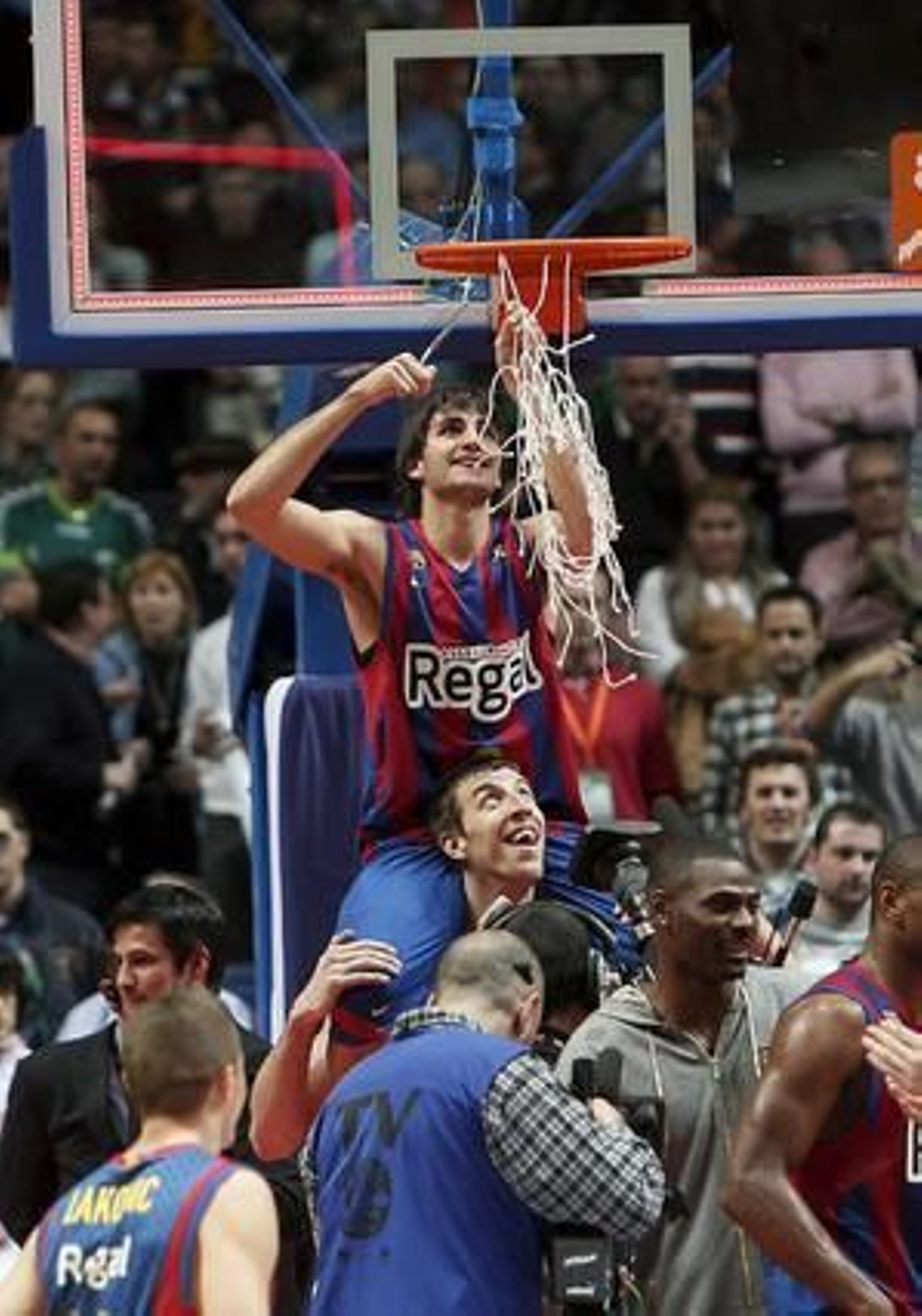 El Barcelona vence en la final de la Copa del Rey ante el Real Madrid por segundo año consecutivo  (68-60). / EFE