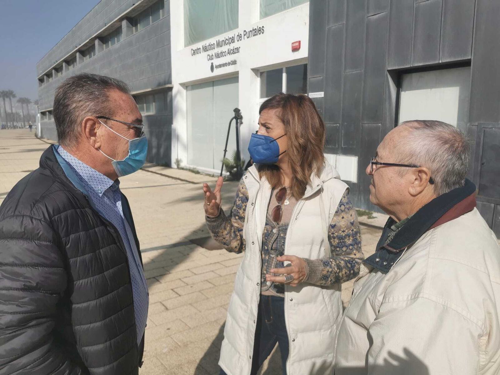 Un momento del encuentro entre Mara Rodríguez y los directivos del club náutico