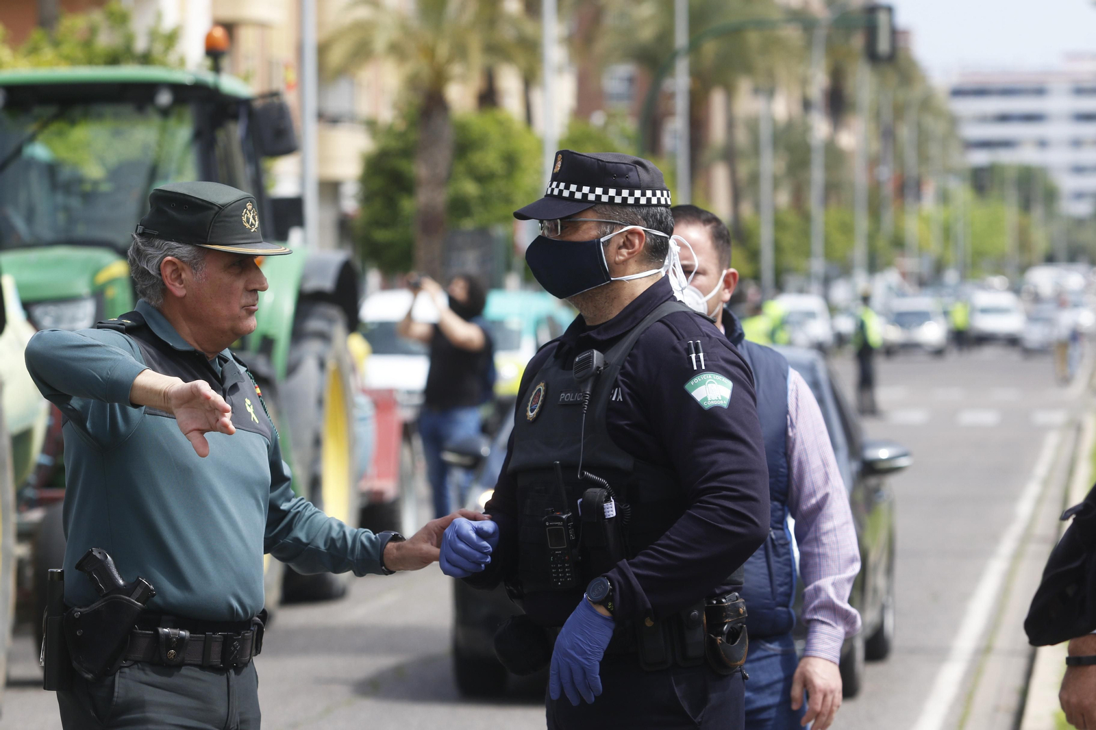 Las fotos del homenaje de los agricultores a los sanitarios de Córdoba