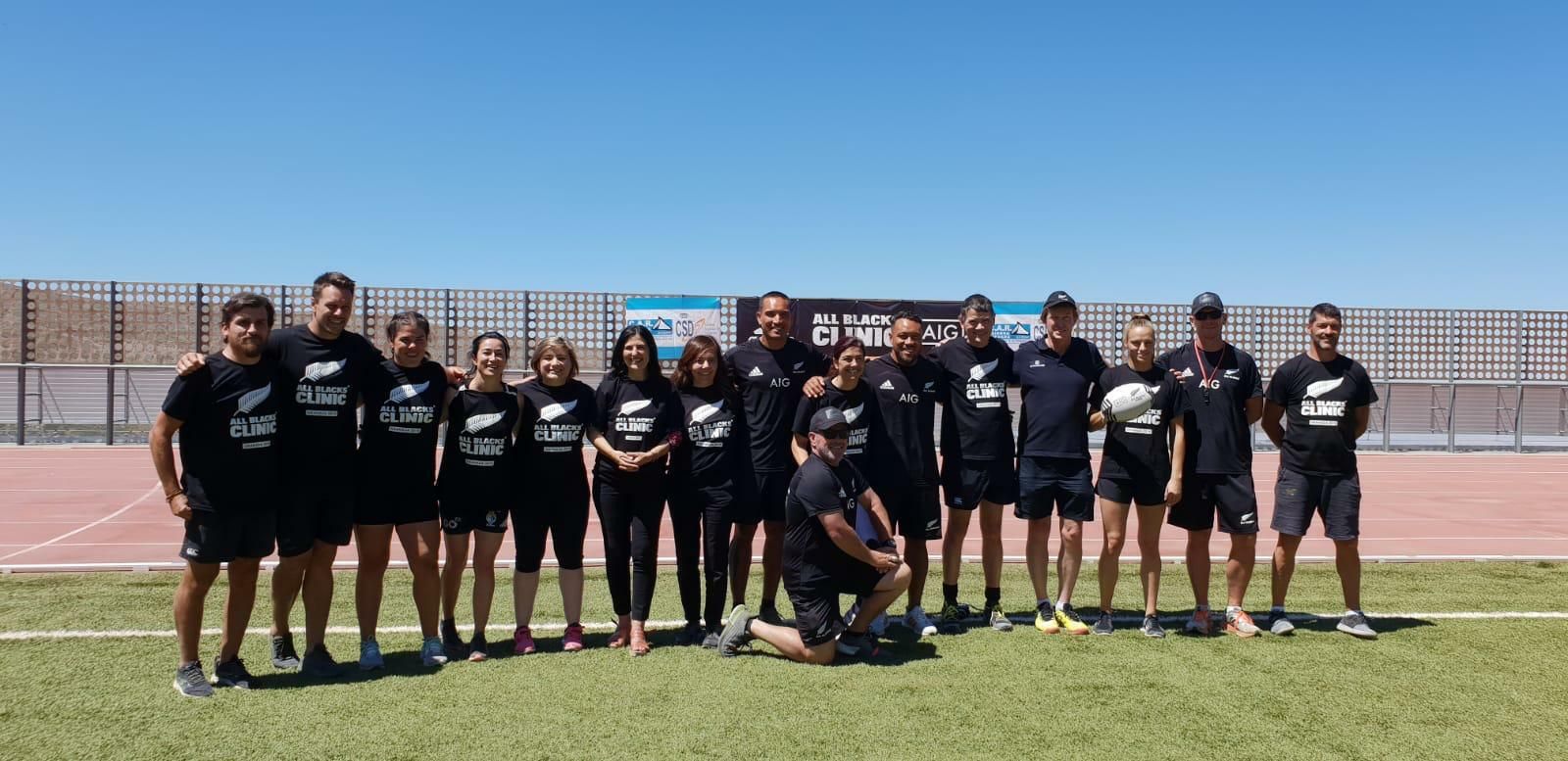 Fermín de la Calle -primero por la izquierda- y Laura Delgado -tercera-, junto a los All Blacks y demás técnicos.