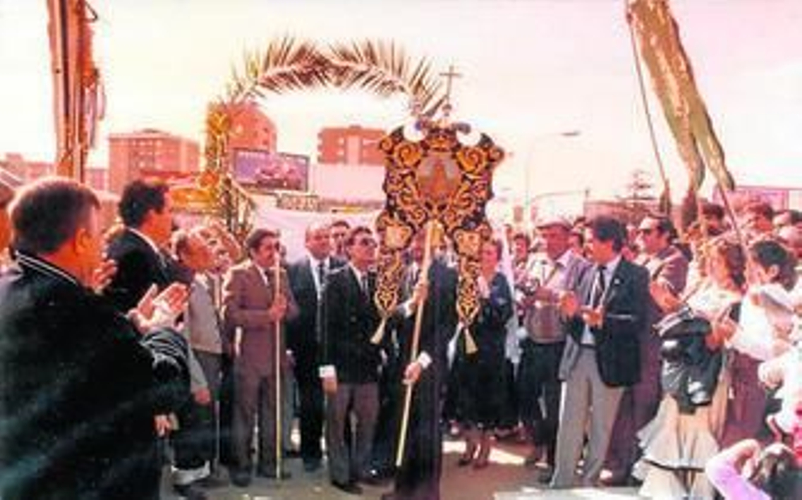 Detalle del Simpecado tras finalizarlo Manuel Ponce.