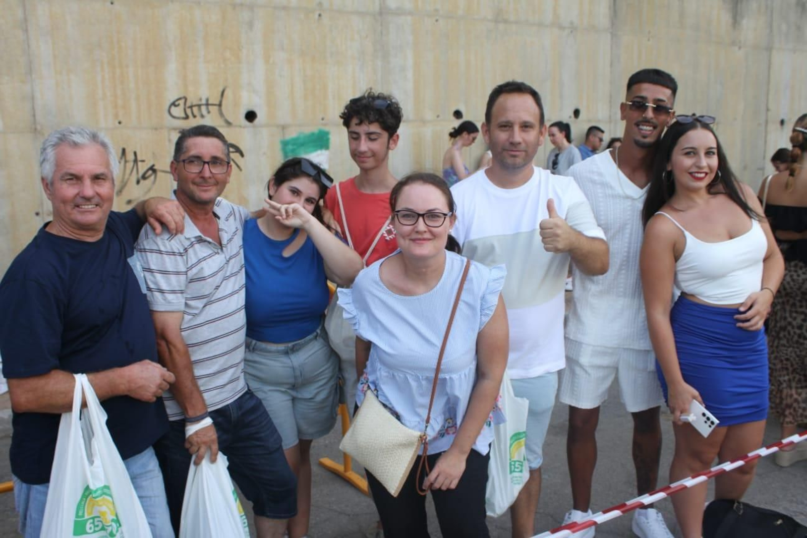 Búscate en el concierto solidario al que acudieron 10.000 personas en Ubrique