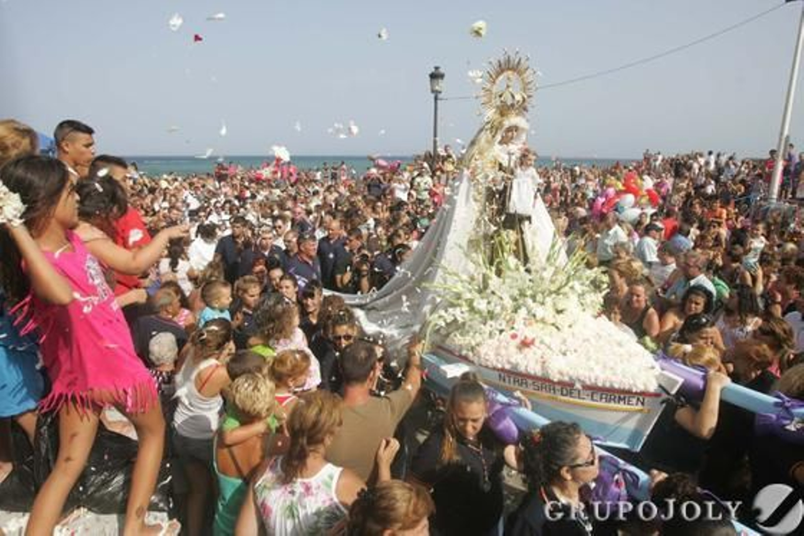Flores para la Señora del Carmen.

Foto: Joaquín Quiñones