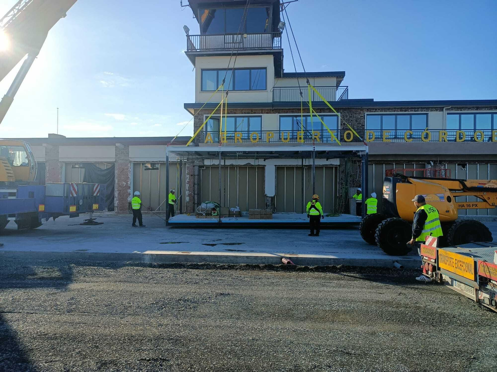 Una grúa coloca uno de los módulos de la ampliación de la terminal del Aeropuerto de Córdoba. Una grúa coloca uno de los módulos de la ampliación de la terminal del Aeropuerto de Córdoba.