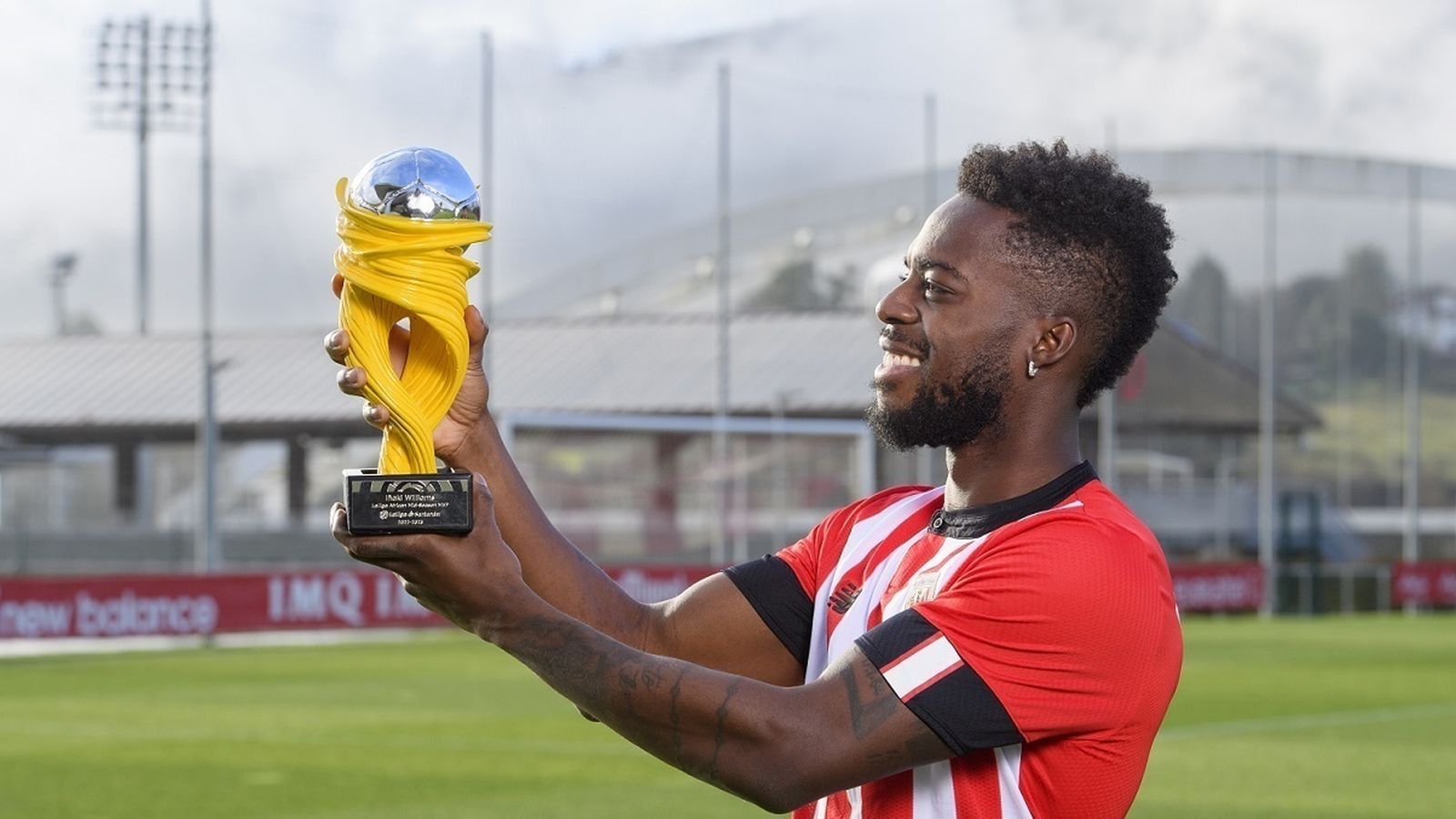 Iñaki Williams, con el trofeo a mejor futbolista africano en LaLiga.