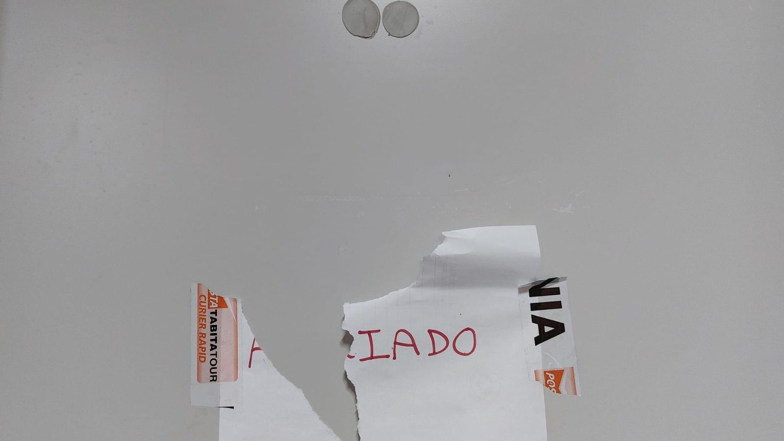 Cartel en el nuevo aseo de hombres