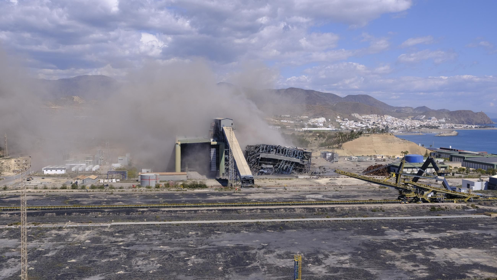 La voladura-demolición de la central térmica de Endesa en Carboneras, en imágenes