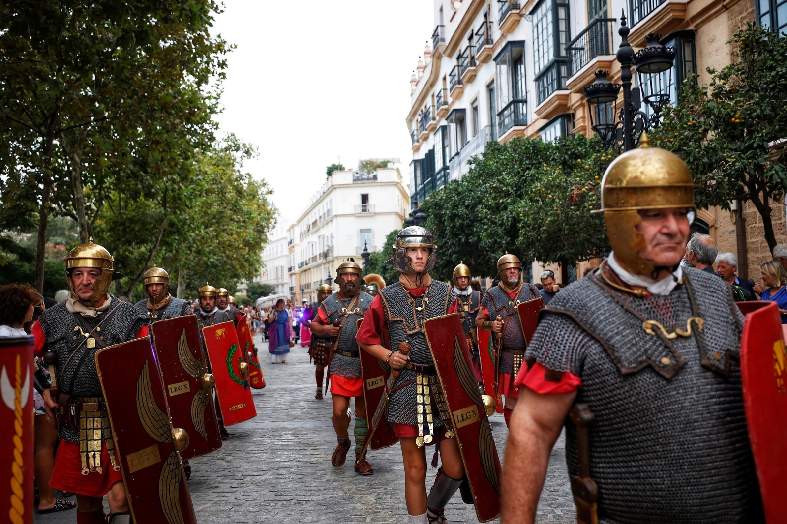 Las imágenes de Gades Romana 2025: la comitiva y el espectáculo inaugural en Cádiz