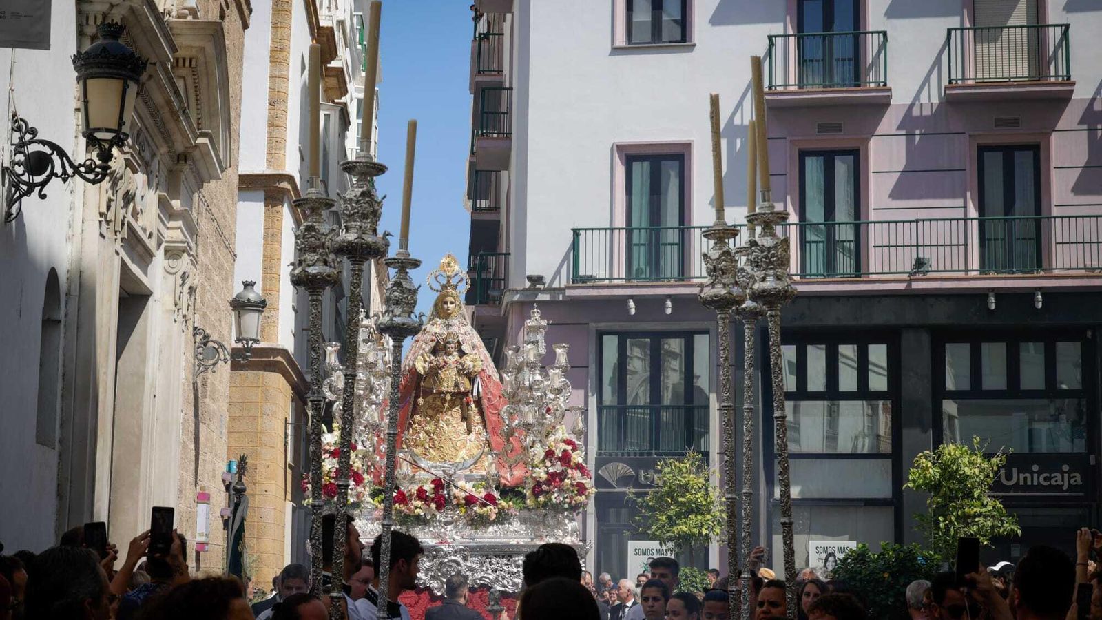 La Patrona camina por San Agustín en la procesión de Corpus. La Patrona camina por San Agustín en la procesión de Corpus.