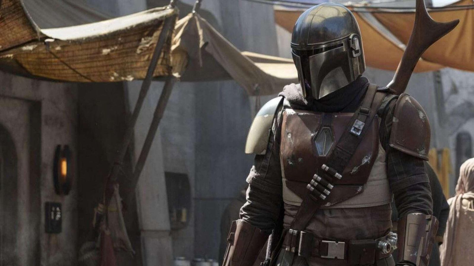 Pedro Pascal, bajo el casco y la armadura de su personaje en 'The Mandalorian'.