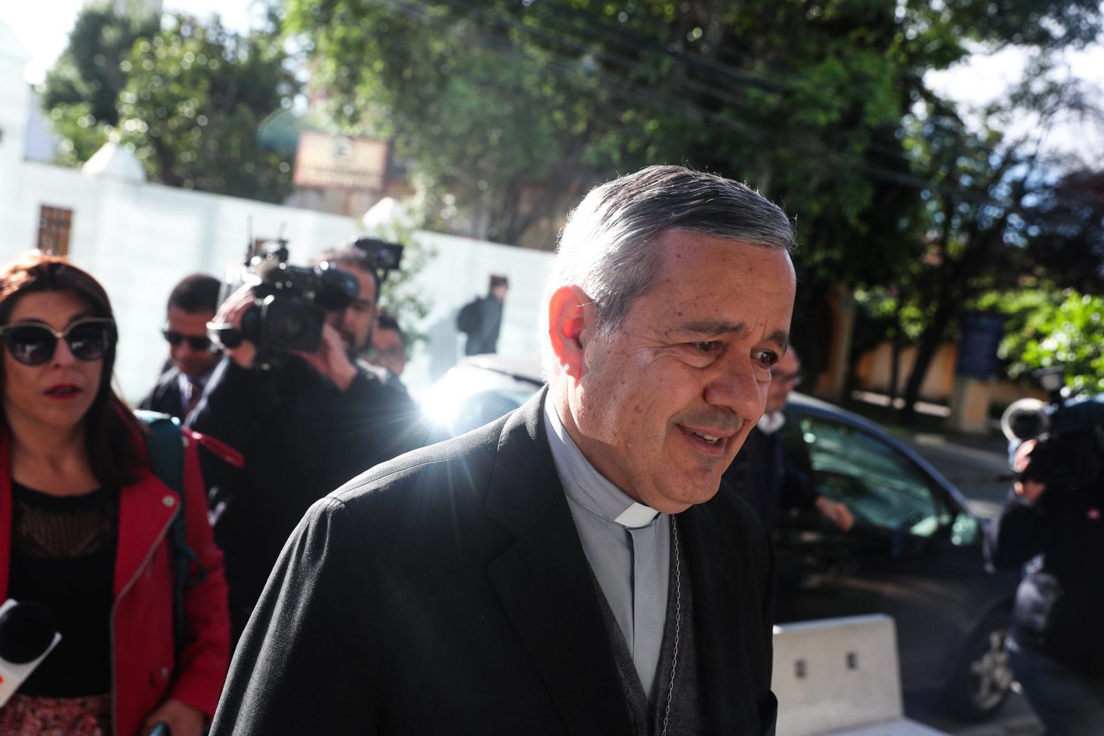 El ex obispo chileno Juan Barros llega a la Fiscalía regional en Rancagua para declarar por la presunta comisión del delito de encubrimiento de abusos.