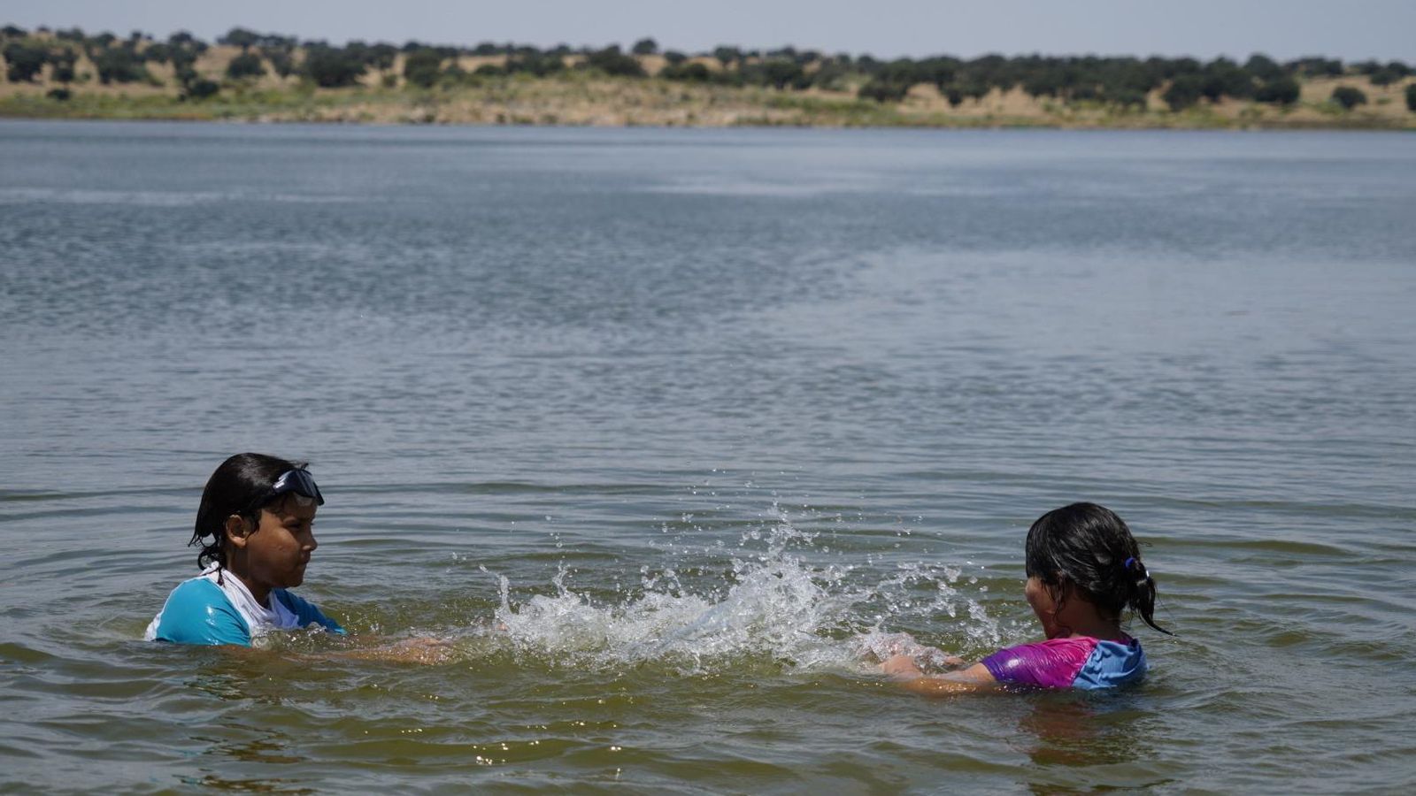 Dos niños juegan en La Colada.