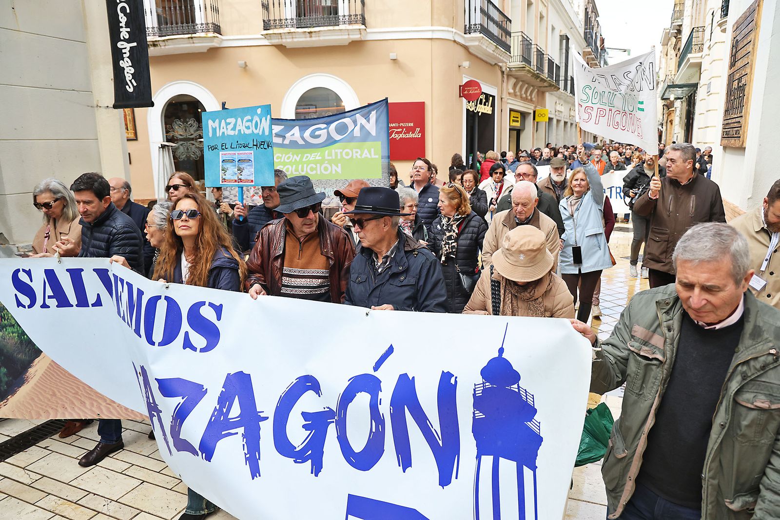 Fotografías de la manifestación en Huelva para exigir la regeneración de las playas