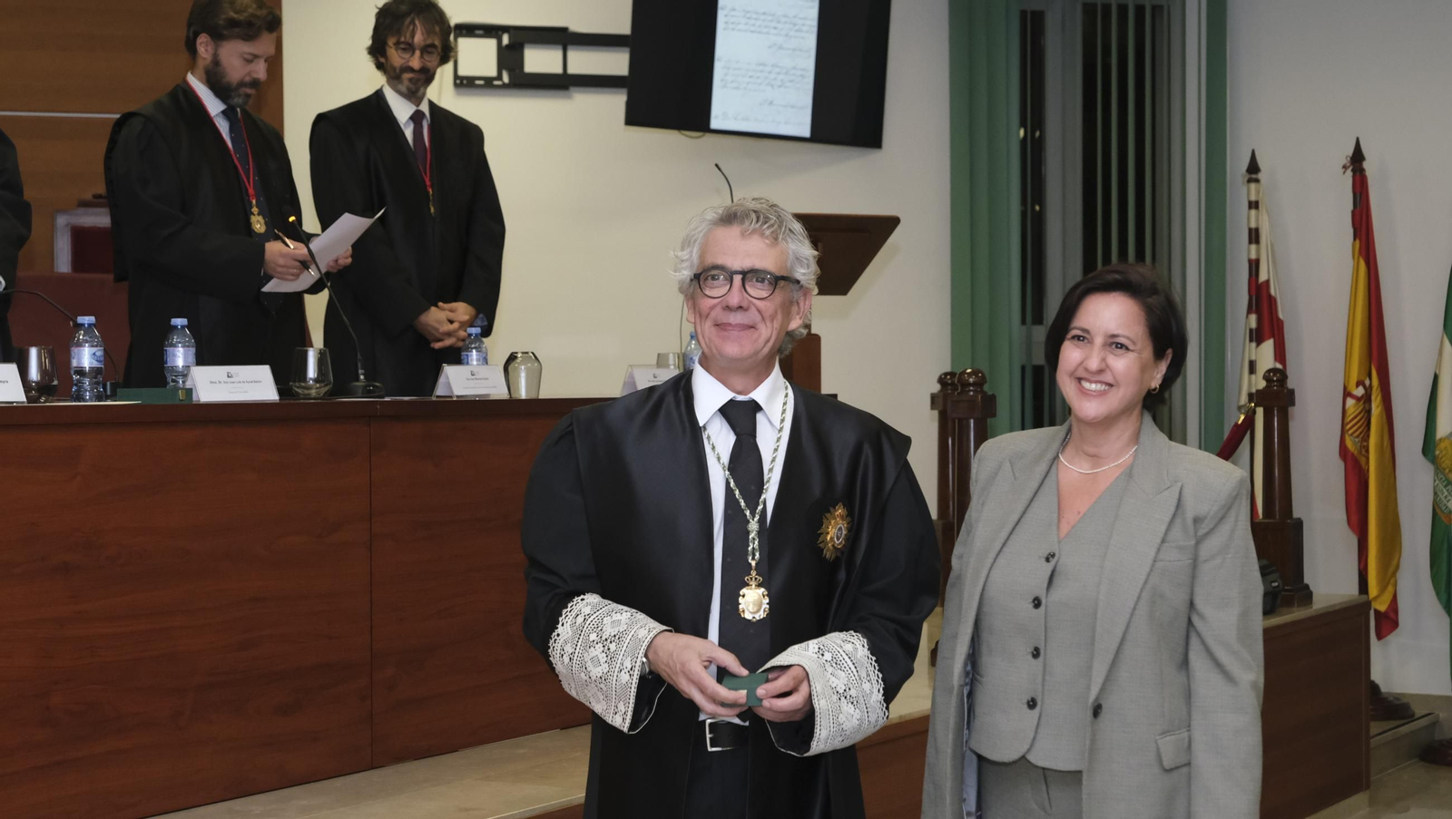 Entrega de insignias de 25 años de colegiado en el Colegio de Abogados de Almería, en imágenes