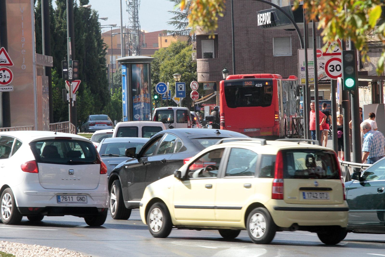 La circulación de transporte público y vehículos particulares vuelve a ser densa por la capital granadina.