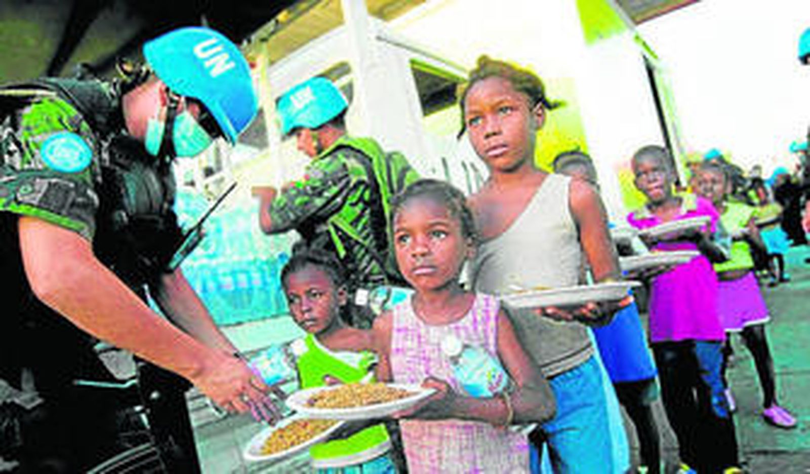 Soldados de la ONU reparten comida a la población afectada por el terremoto de Haití en enero de 2009.