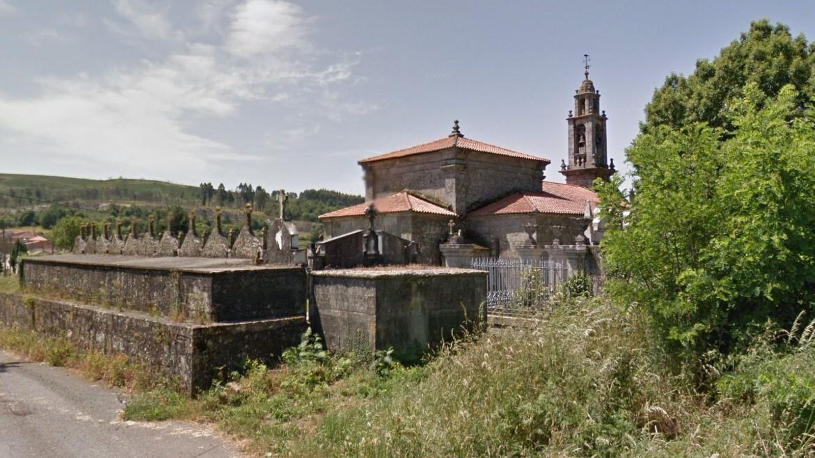 Parte trasera de la Iglesia de San Salvador de la O de Dozón.