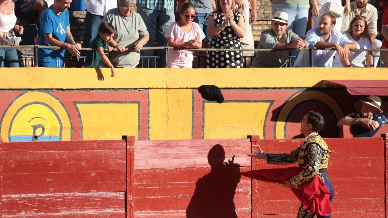 Octavio Chacón le brinda un toro a su hijo Víctor Iván, que se encontraba en un tendido de sol.