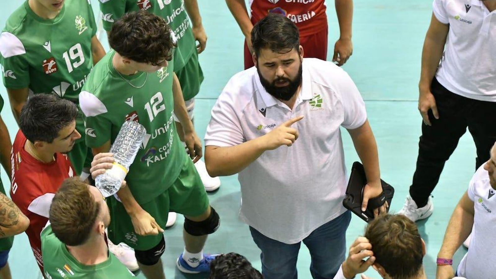 Pablo Ruiz aprovecha un tiempo muerto para dar instrucciones a sus jugadores.