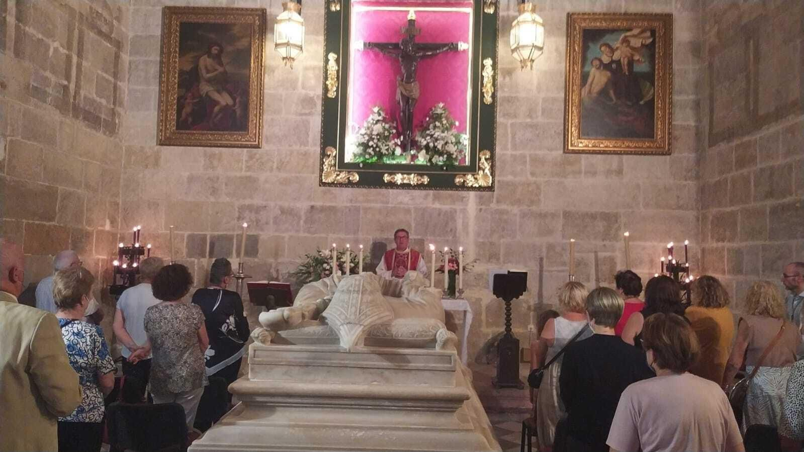 Celebración ante el Cristo del Escucha.