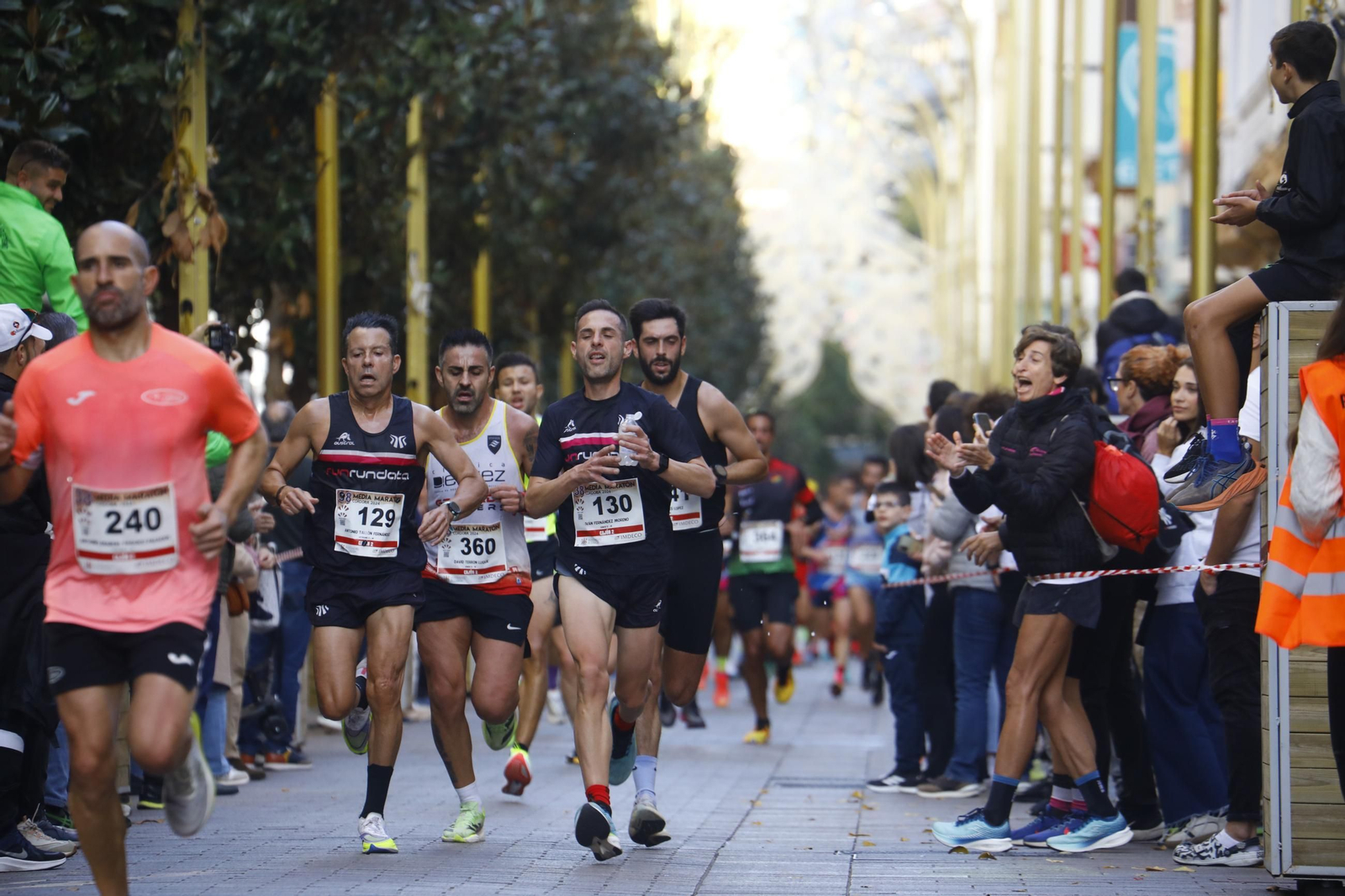 La gloria de cruzar la Puerta del Puente: las fotos de la línea de meta de la Media Maratón de Córdoba 2024