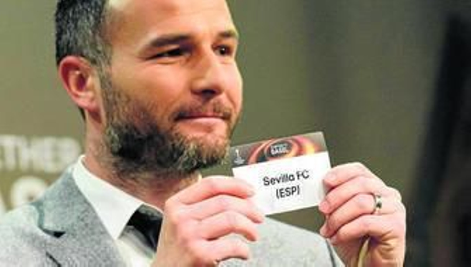 Alexander Frei, ex jugador suizo del Basilea, muestra cariacontecido la papeleta del Sevilla, que unió a su ex equipo.