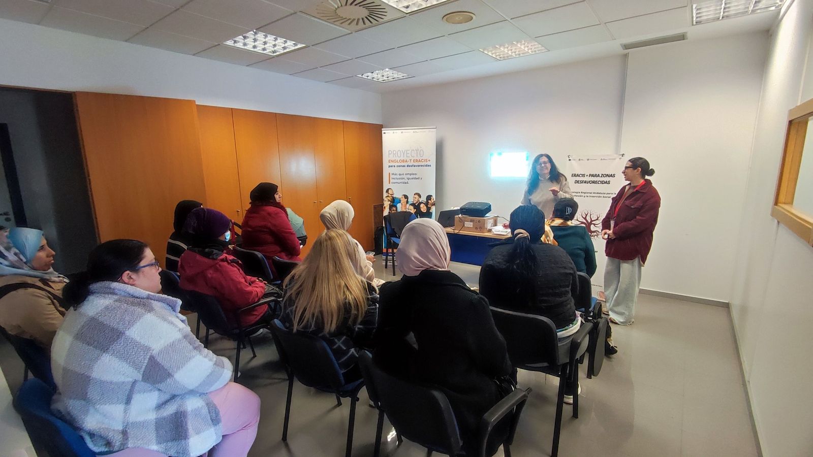 Una decena de vecinas se forman como cuidadoras en Vícar.