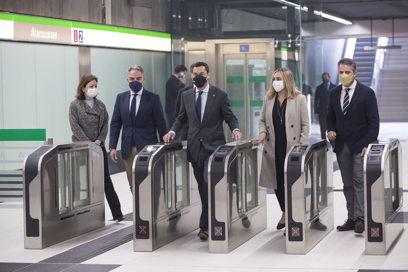 El presidente Juanma Moreno, la consejera  Carazo y Bendodo en el Metro de Málaga esta semana.