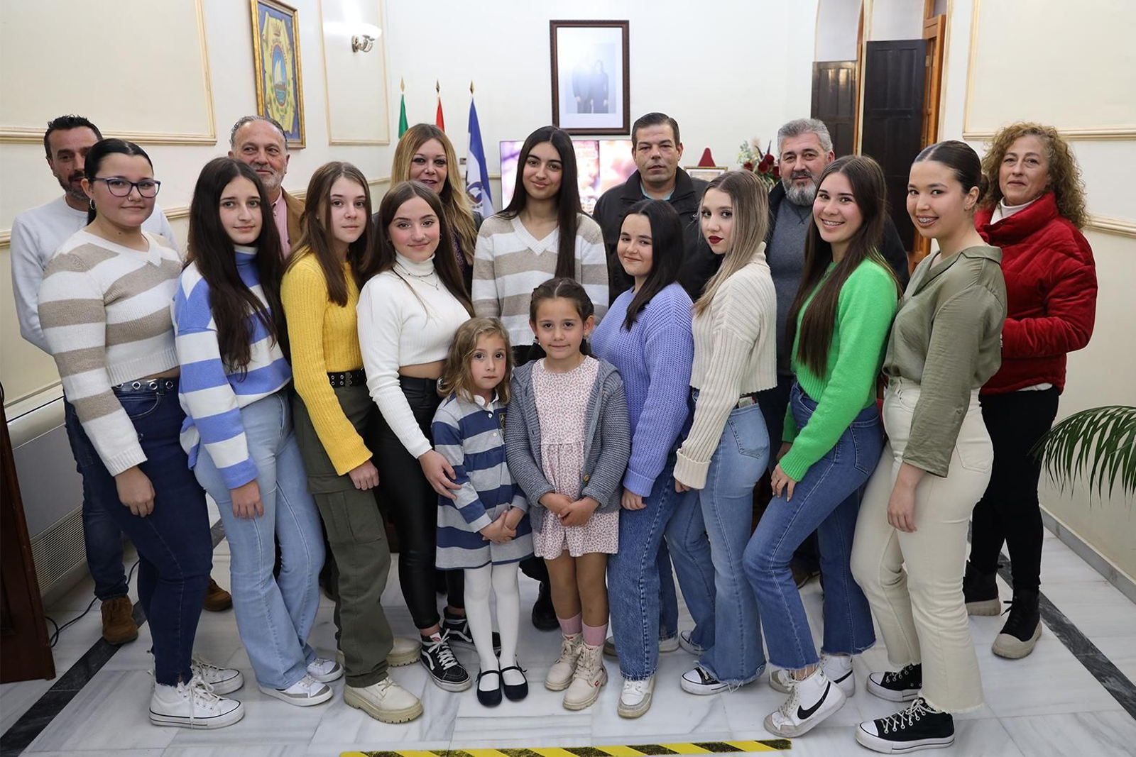 La alcaldesa con la comisión de fiestas y corte fallera.