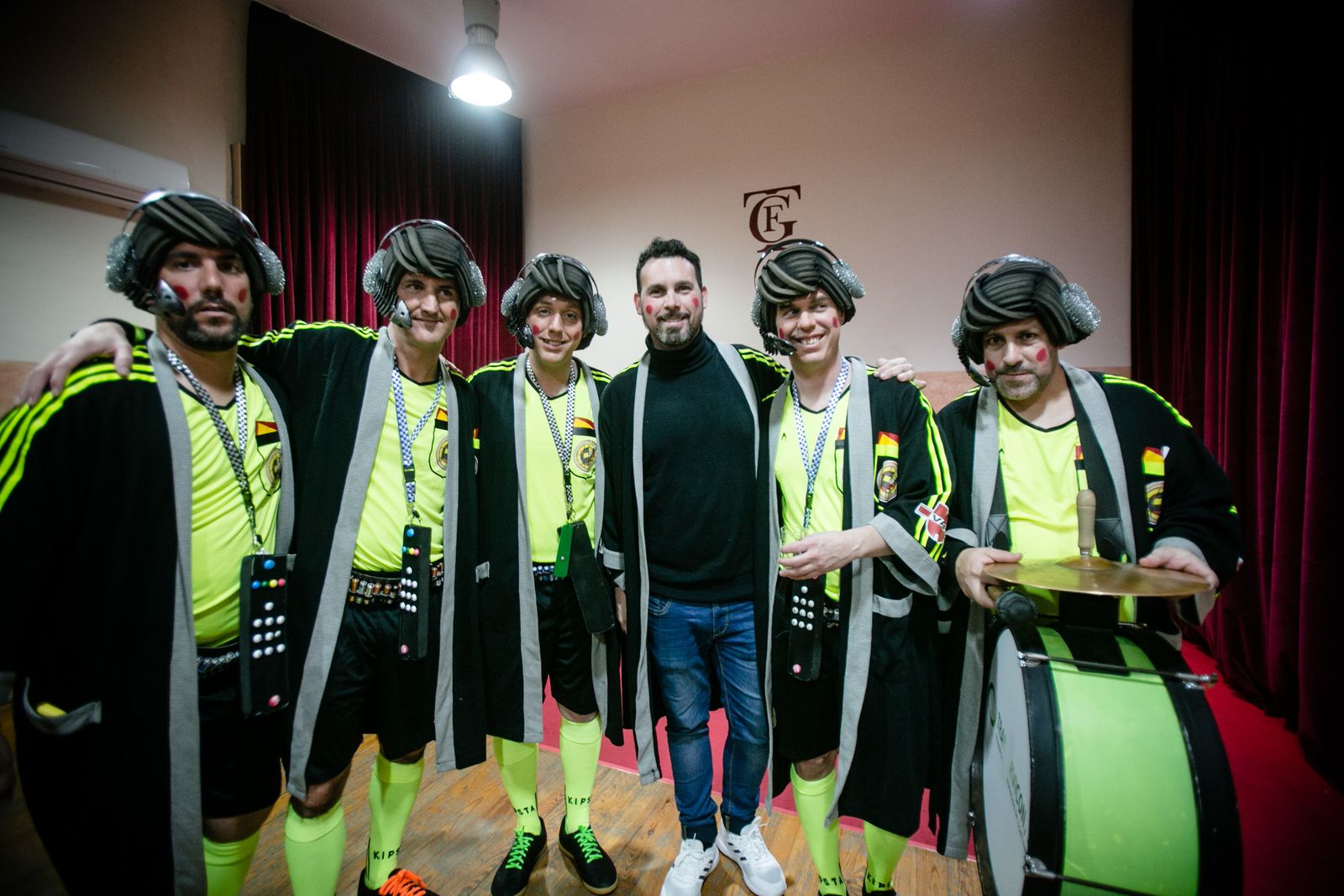 El periodista Luis Rossi, Álvaro García y otros componentes de la chirigota de Chiclana.