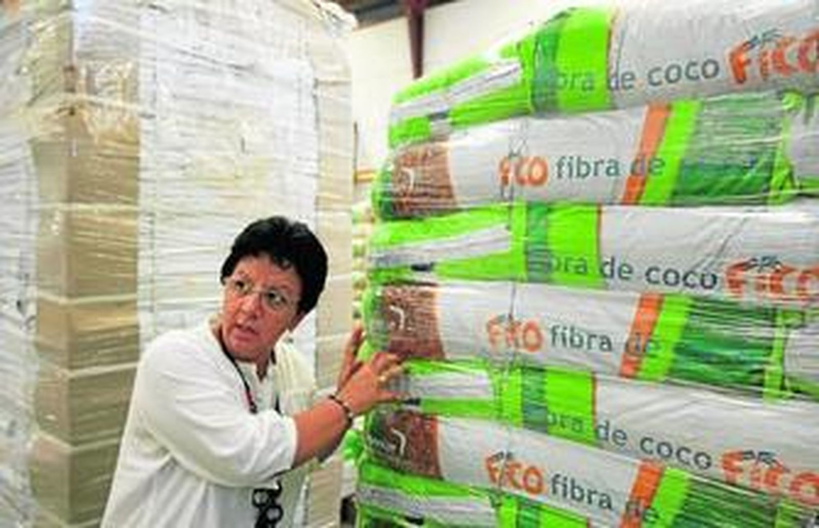 María Isabel Rojas, gerente de Ispemar, destaca los beneficios de la fibra de coco, 100% orgánica, en los cultivos.