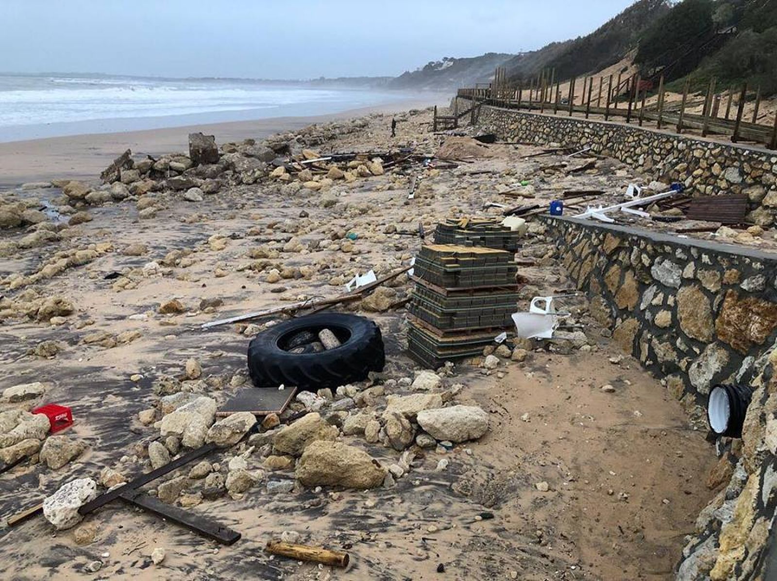 Una imagen del estado que presentaba ayer la playa de Las Redes.
