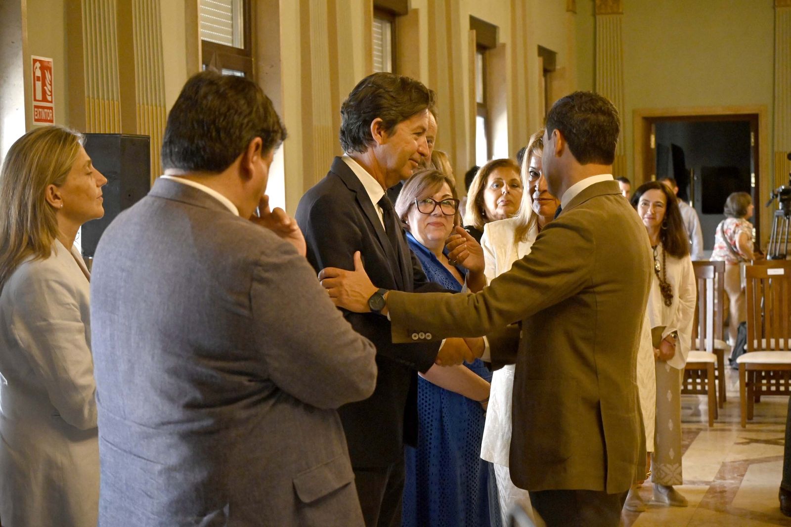 Visita de Juanma Moreno al Ayuntamiento de Huelva, en Imágenes