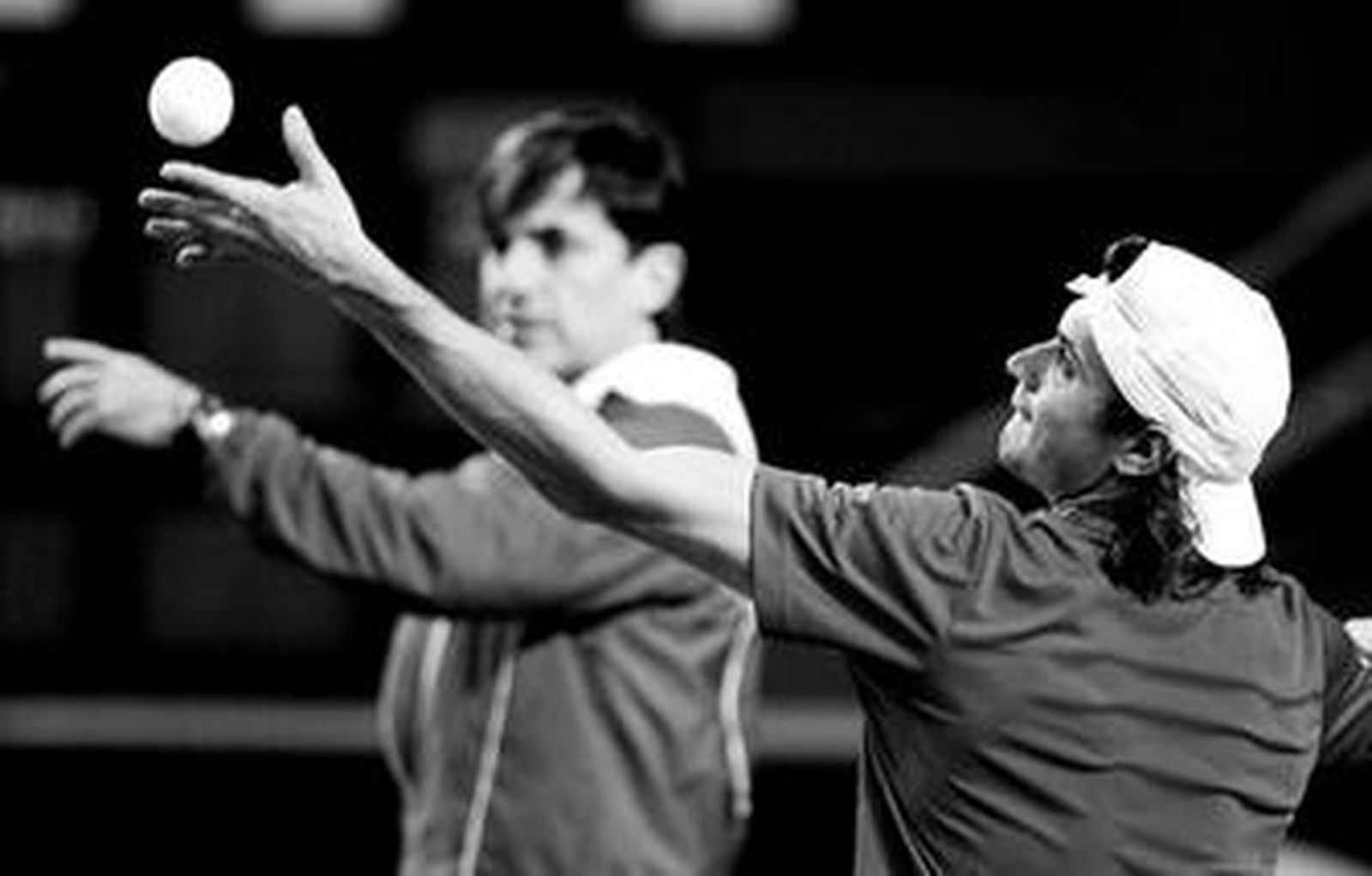 El capitán Emilio Sánchez Vicario da instrucciones a David Ferrer en el estadio Islas Malvinas.