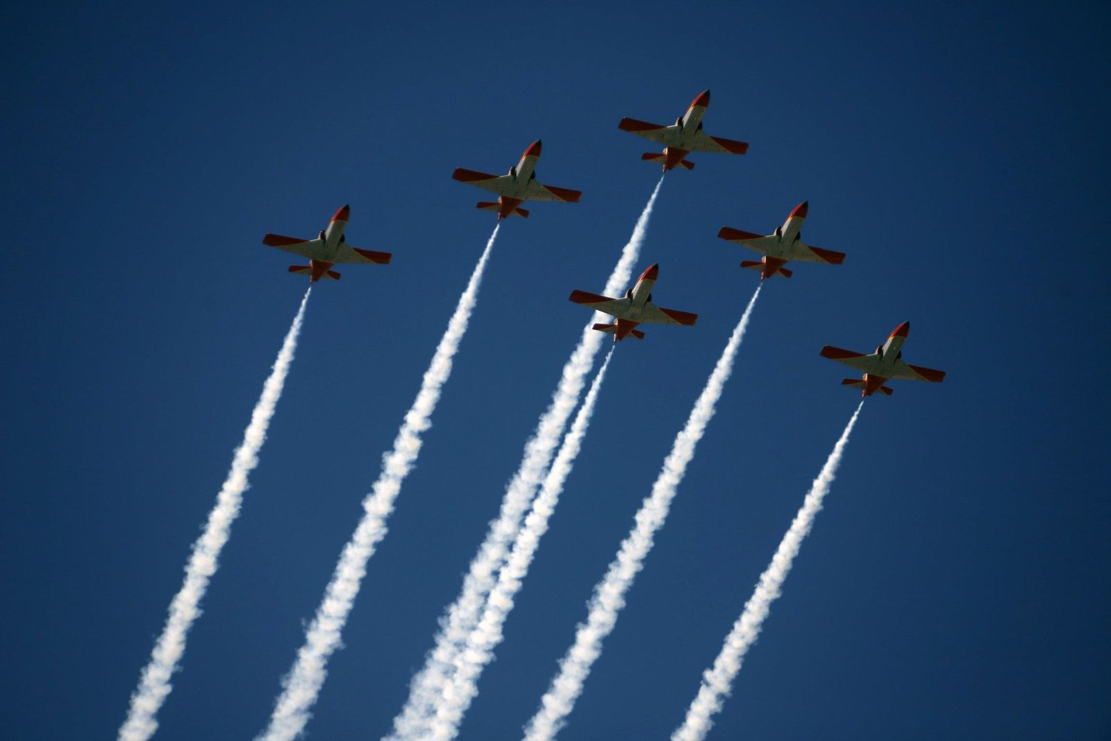 La Patrulla Águila del Ejército se exhibe en el cielo de Málaga.