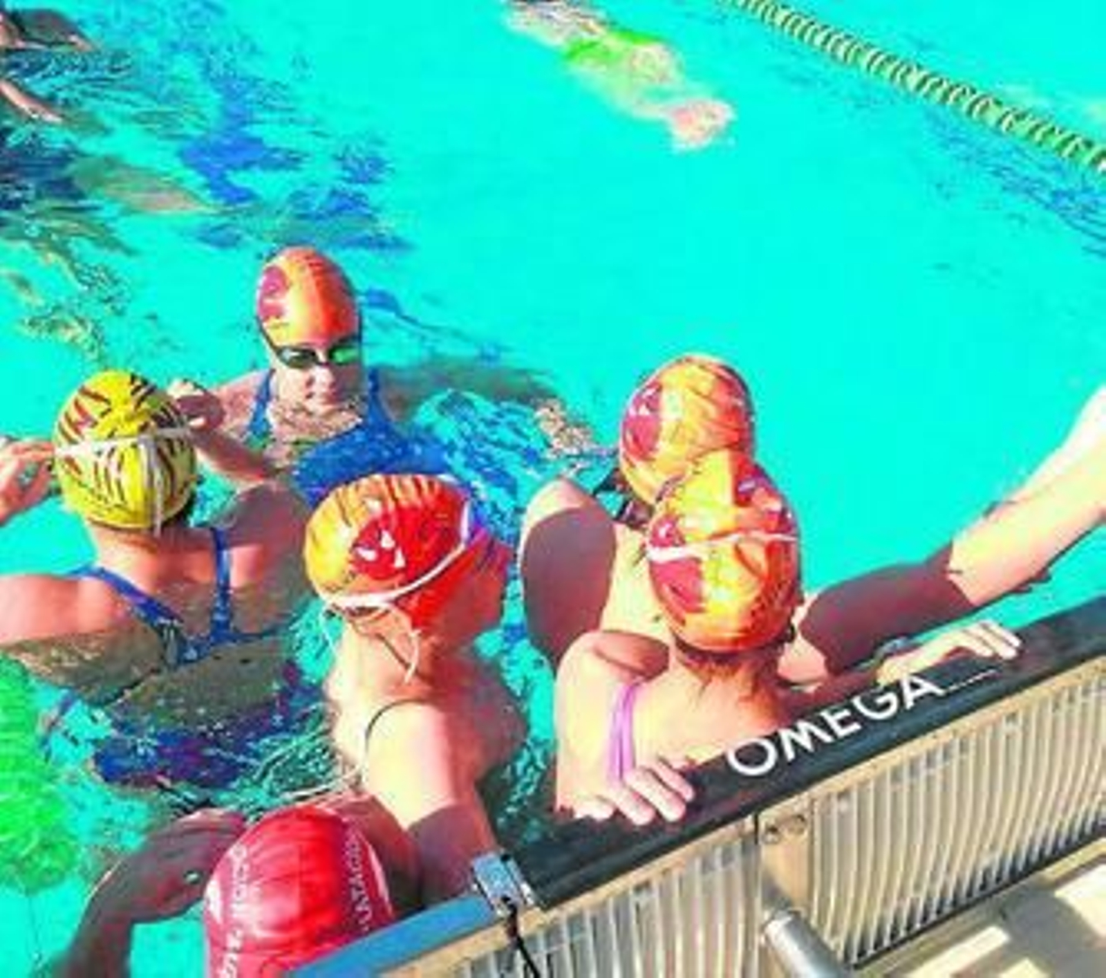 Componentes del Club Natación Huelva, calentando en Mairena del Aljarafe.