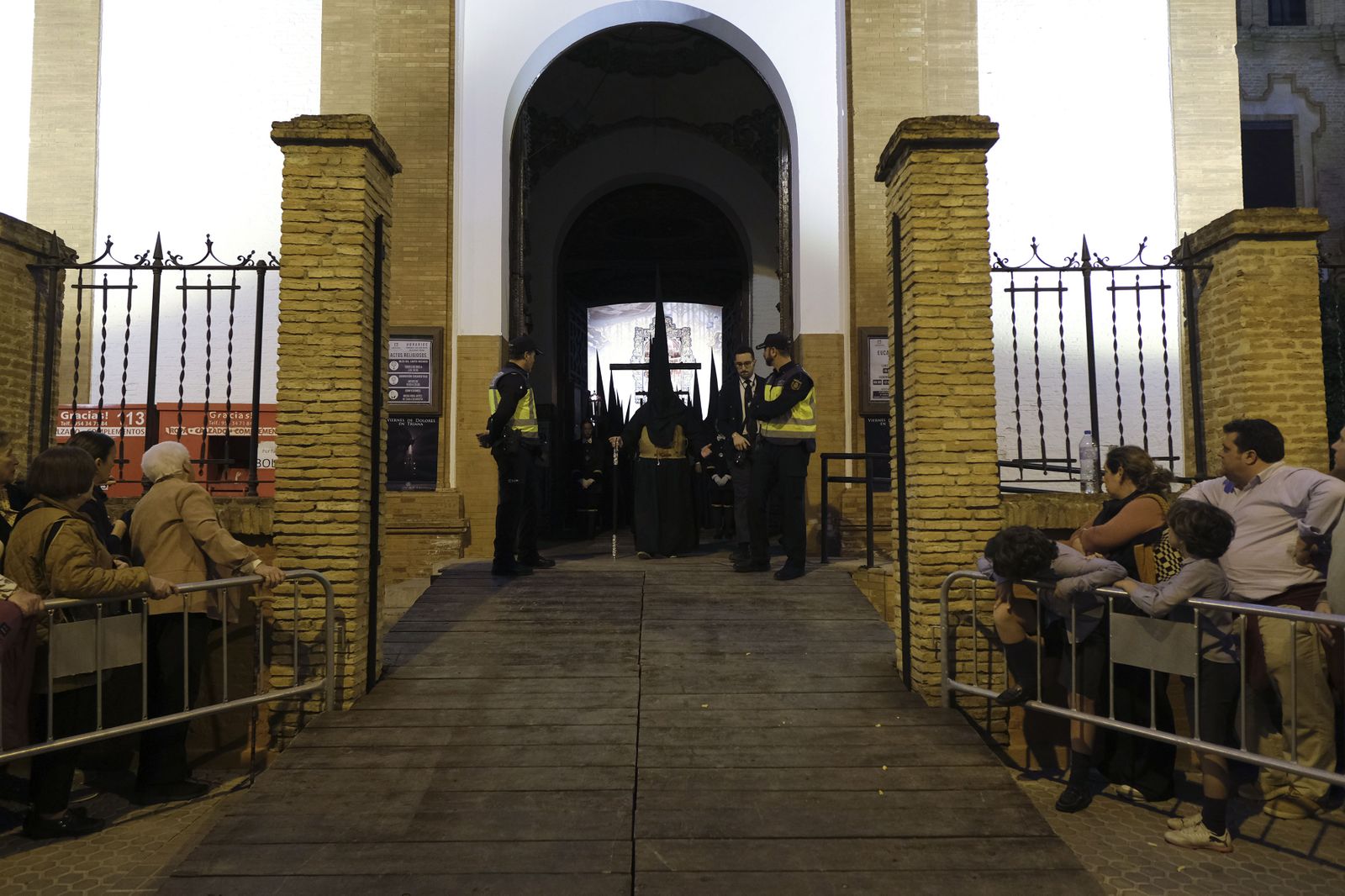 Las imágenes de la Hdad. de Pasión y Muerte (Triana) en la Semana Santa de Sevilla 2024