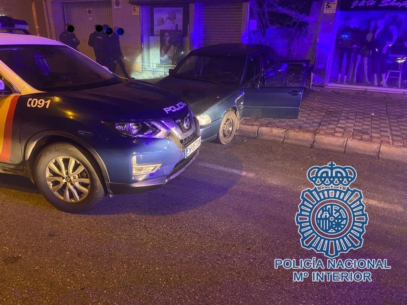 Un patrullero junto al vehículo utilizado para el alunizaje.