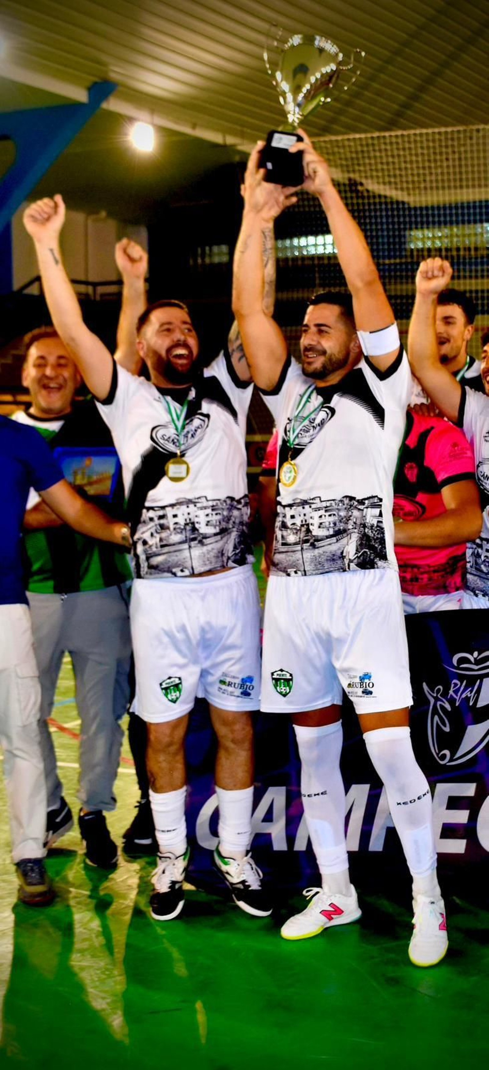 David González, junto a Borja Moreno, capitán del equipo.