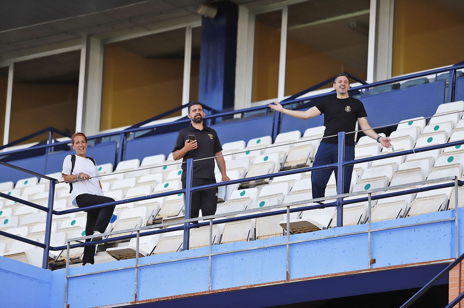 Los aficionados preparan el mosaico del partido del ascenso Recreativo de Huelva-Cacereño