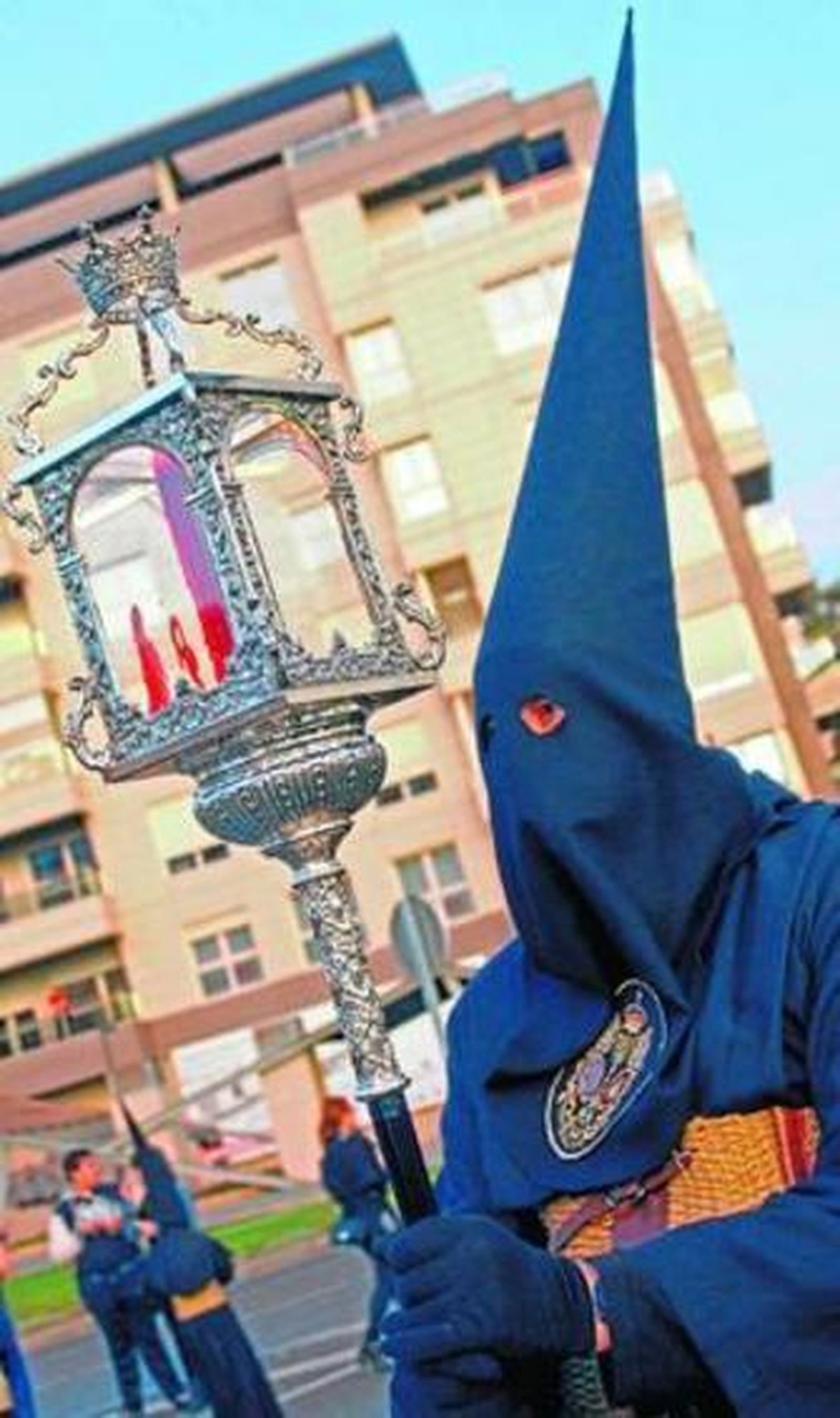 Nazareno de la Hermandad del Gran Poder con farol en la mano.