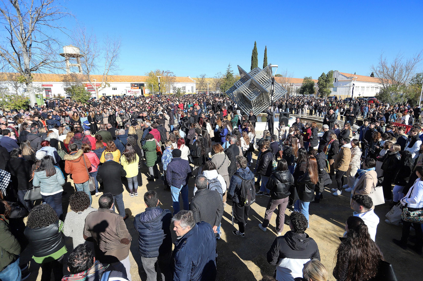 Imágenes del minuto de silencio guardado en la Universidad de Huelva en memoria de los estudiantes fallecidos en el incendio