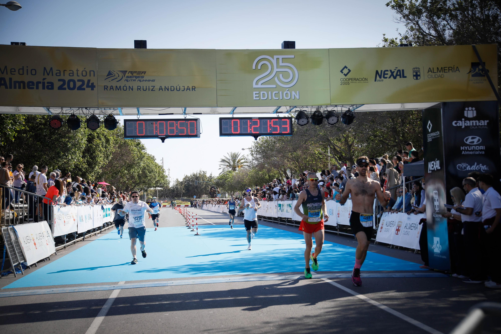 Imágenes de la llegada de la Media maratón Ciudad de Almería