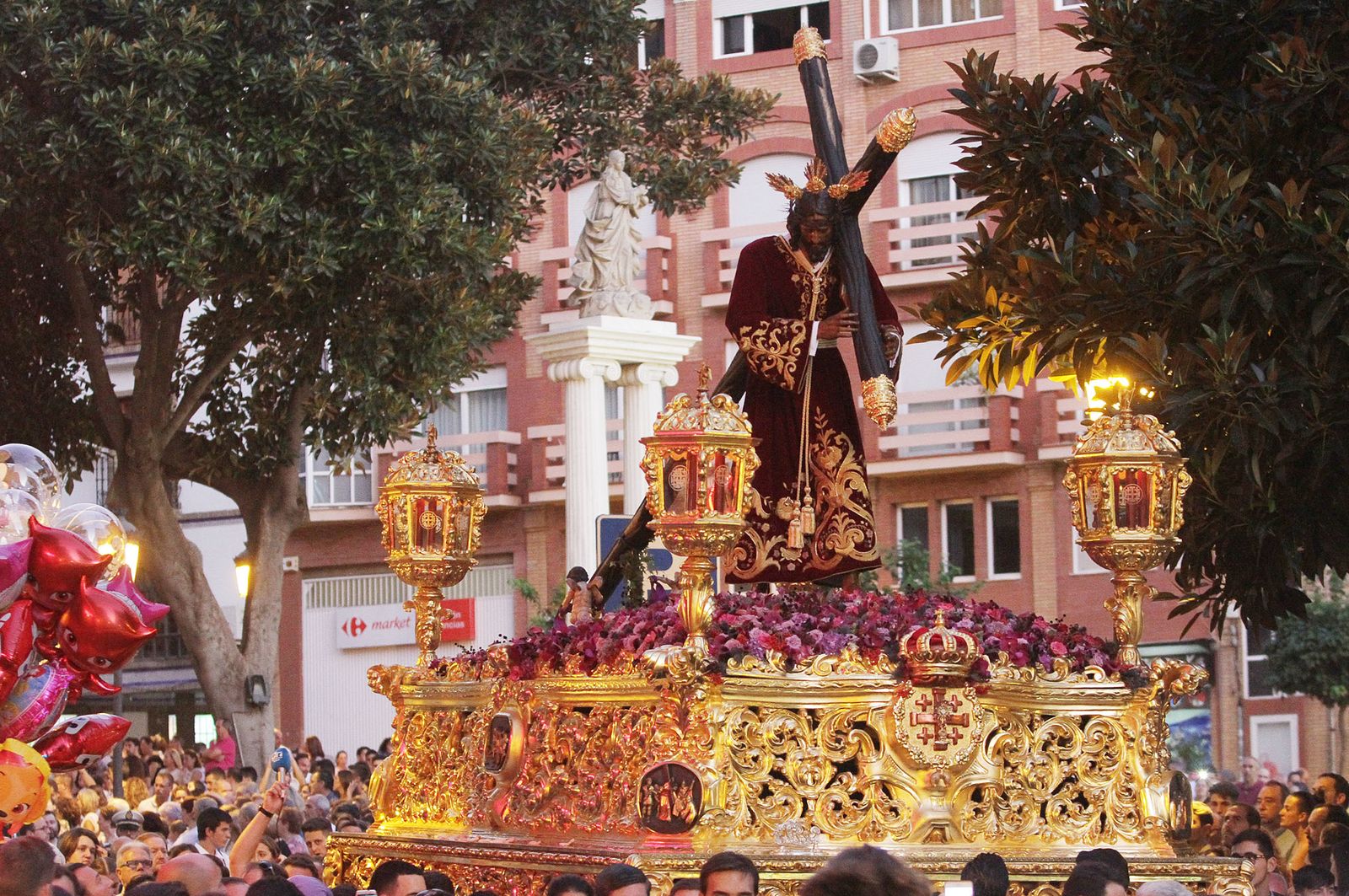 Imágenes del Señor de Pasión en la procesión del centenario de la hermandad