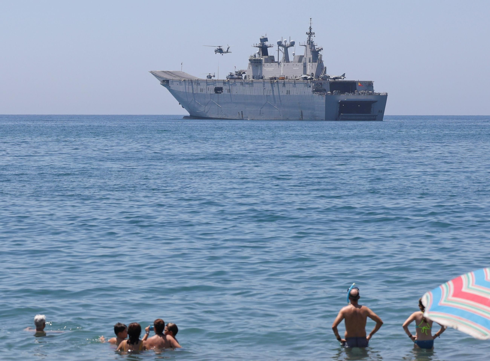 Los buques de la Armada 'Juan Carlos I' y 'Galicia' ya están en Málaga para el desembarco, en fotos