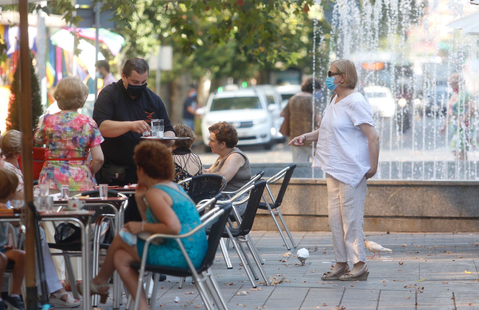 Varias personas en una terraza de un bar del Bulevar de Gran Capitán.