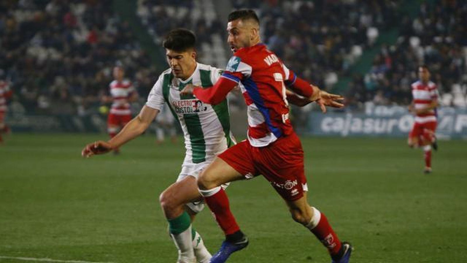 Vadillo trata de zafarse de la presión de un contrario en el partido.