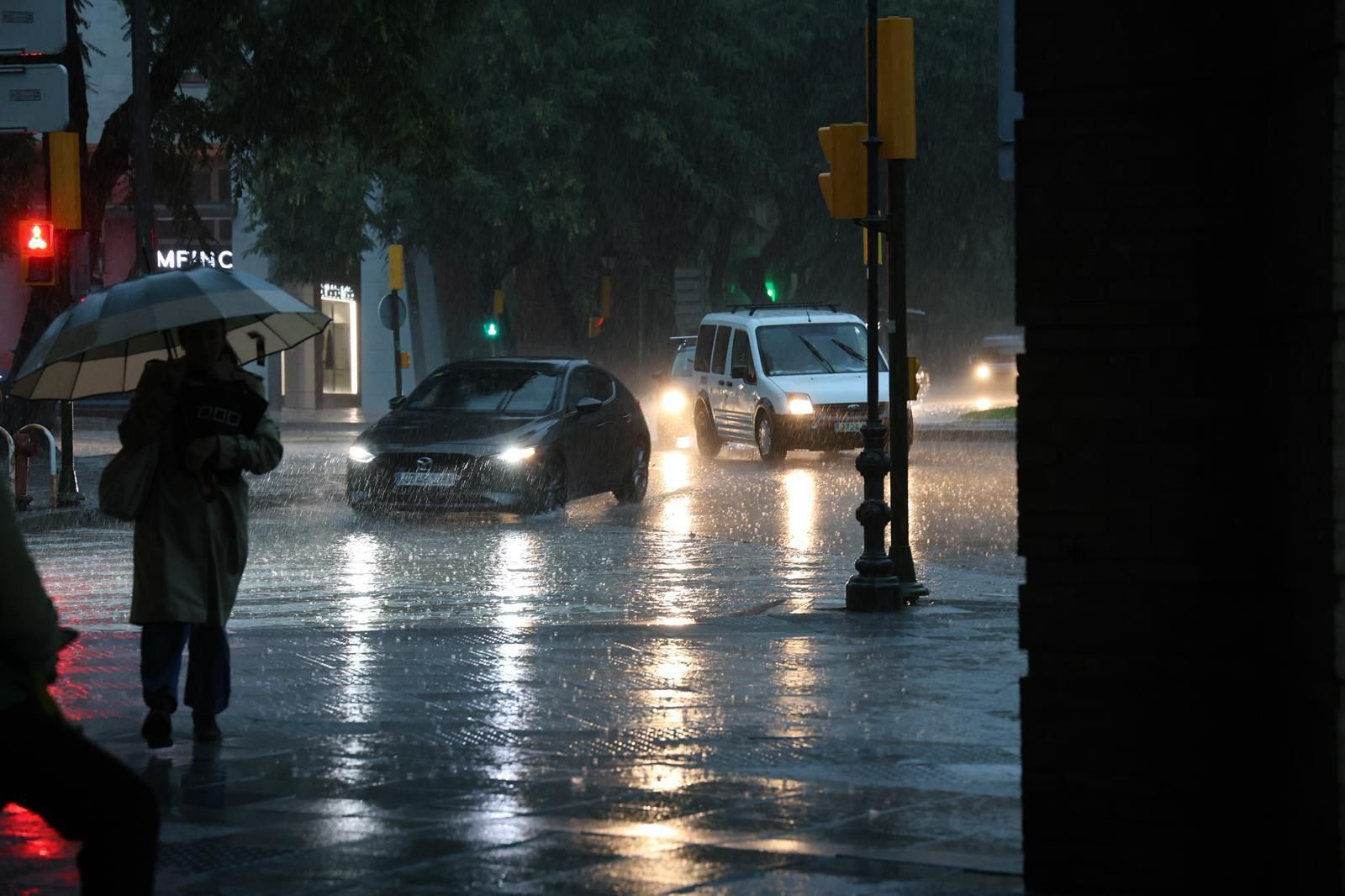 Las mejores imágenes del paso del fuerte temporal de lluvias, tormenta y rachas de viento por Huelva capital este miércoles